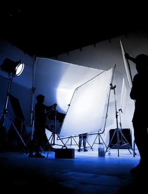 personas preparando un estudio fotográfico para una sesión | House of Films