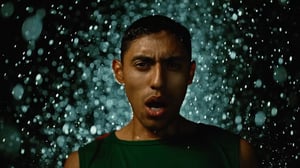 Atleta en primer plano con agua salpicando de fondo. Inicio del comercial de los juegos olímpicos para Banco Azteca realizado por House of Films.