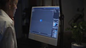 Persona en una computadora trabajando en una animación usando motion graphics | House of Films