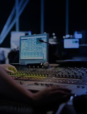 Cercos de ingeniería de sonido con mezclador de sonido y visual de estudio para medios y eventos dirigidos y grabados | House of Films
