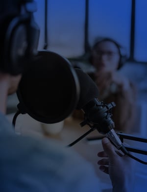 Vista recortada de locutor profesional de radio borroso hablando en estudio | House of Films