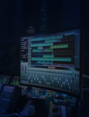 Equipo de estudio de grabación de música moderna: Pantalla de computadora que muestra la interfaz de usuario del software de estación de trabajo de audio digital. Aplicación de grabación y edición de sonido y música | House of Films