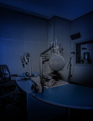 Micrófono en un estudio o cabina de radio | House of Films