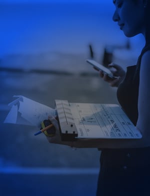 Asistente de dirección con claqueta en el set. Primer plano de petardos para el rodaje de una publicidad o comercial de televisión | House of Films