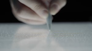 Mano de una persona sosteniendo una plumilla digital, subrayando un texto en un tableta. Aprende tendencias y tips profesionales en nuestro Blog de HOF, todo lo que necesitas saber en un solo lugar ¡Visítalo ahora!