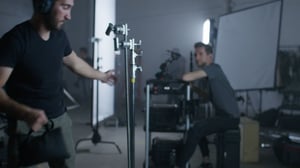 Personas en set de grabación preparando equipo de producción audiovisual para la grabación de un proyecto a cargo de House of Films | HOF