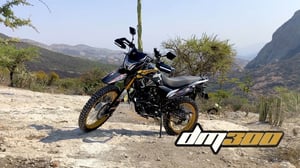 Filmación de spot publicitario en Peña de Bernal, capturando impresionantes escenarios naturales que reflejan el espíritu aventurero de la Italika DM300. Realizado por House of Films | HOF