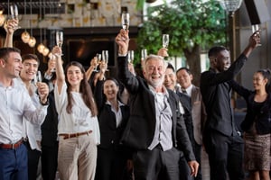 Grupo de empresarios celebrando el Año Nuevo en fiesta de equipo corporativo Marketing United