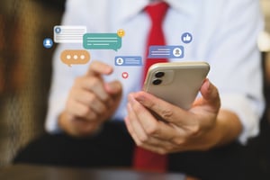 Empresario revisando sus notificaciones, mensajes y comentarios en redes sociales gestionadas por Mexa Creativa