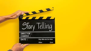 Pizarra cinematográfica negra con la palabra “Storytelling”, simbolizando el inicio de contar una historia Marketing United