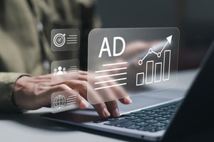 Persona haciendo su publicidad online para vender más Marketing United