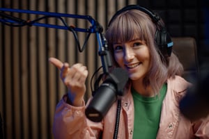 Locutora sonriente en estudio de grabación profesional en House Of Films