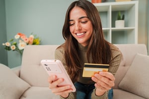 Persona haciendo una compra en línea con una tarjeta de crédito Marketing United