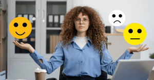 mujer consultor ux analizando sentimiento de experiencia de usuario representado con emojis UiXdesign