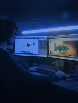 persona creativa trabajando en una computadora creando un modelado en representación 3D | House of Films