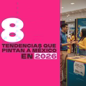 Imagen promocional con fondo rosa y texto grande ‘8 tendencias que pintan a México en 2026’. A la derecha, dos personas conversan en un espacio de exhibición con módulos informativos, en un entorno interior iluminado.