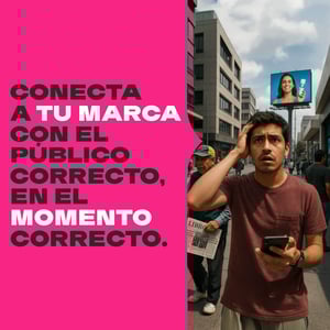 Composición con fondo rosa y texto ‘Conecta a tu marca con el público correcto, en el momento correcto’. A la derecha, una persona camina por una calle urbana sosteniendo un teléfono móvil, con anuncios y peatones al fondo.