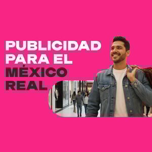 Imagen con fondo rosa y texto ‘Publicidad para el México real’. A la derecha, una persona camina dentro de un centro comercial sosteniendo una chamarra al hombro, con pasillos y tiendas visibles al fondo.