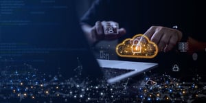 Imagen de una computadora de la cual sale un holograma de una nube con un candado 
