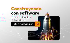Banner promocional con el mensaje ‘Construyendo con software’, acompañado de un cohete despegando y un botón negro con acento naranja que invita a revivir el webinar.