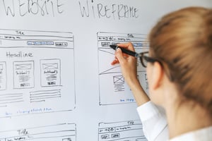Mujer trabajando en un diseño UI 