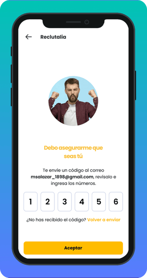 Pantalla de verificación de identidad en la app Reclutalia. Muestra un avatar de usuario, mensaje de confirmación, campo para ingresar un código de seis dígitos enviado por correo electrónico y botones para reenviar el código o aceptar.