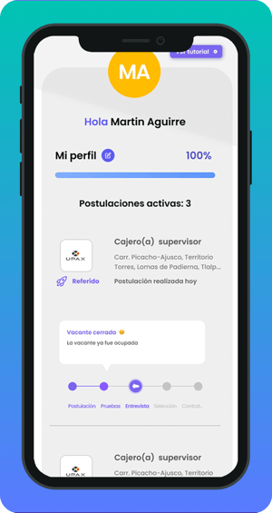 Pantalla de app móvil de reclutamiento con saludo al usuario, perfil completado al 100 %, tres postulaciones activas y vacante de cajero(a) supervisor. Se muestra el estado del proceso de selección y un mensaje de vacante cerrada.