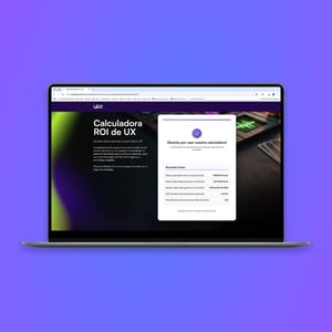 Laptop mostrando una página web con una calculadora de ROI de UX, que incluye resultados numéricos y un diseño moderno con fondo oscuro y acentos de color.