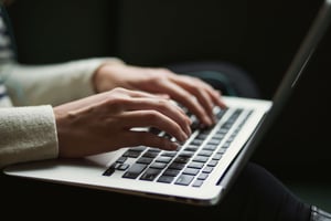 Manos escribiendo en computadora