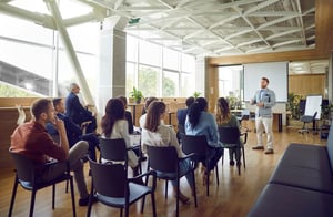 colaboradores tomando una capacitación