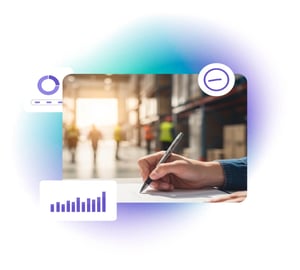 Persona escribiendo en un documento sobre una mesa en un almacén. Al fondo se observan estanterías, cajas y personas desenfocadas. Íconos gráficos y de datos flotan alrededor, representando análisis y control operativo.