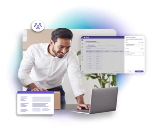 Persona usando una computadora portátil junto a una caja de envío. En pantalla se muestran paneles digitales con tablas, listas y controles de gestión. Elementos gráficos superpuestos refuerzan la administración de procesos y equipos.