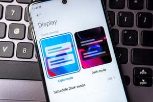 Celular cuya pantalla muestra si quiere activar o no el dark mode