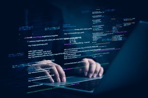 manos de un desarrollador web codeando