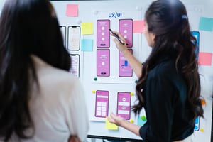 2 mujeres haciendo revisión de las pantallas de una app 