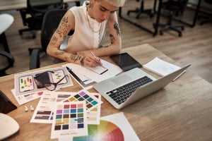 diseñadora decidiendo colores para un diseño UI