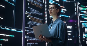 mujer en proceso de hacer una refactorizacion de un software