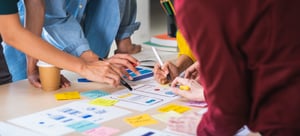 3 personas haciendo ux research 